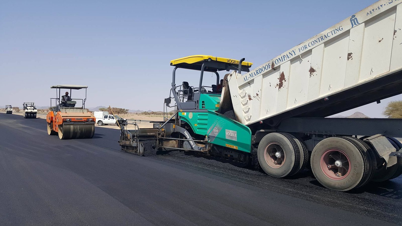 أسفلت عالي الجودة من أفضل شركة مقاولات في جازان لضمان الطرق المتينة.